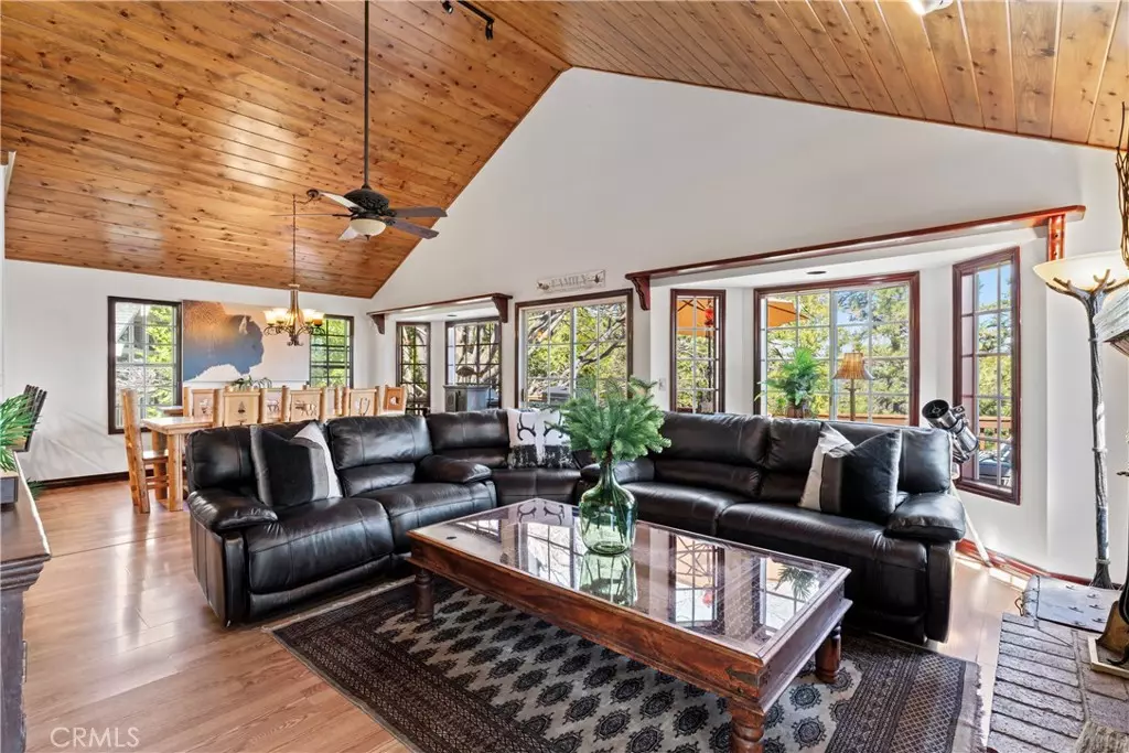 Lake Arrowhead, CA 92317,221 Grizzly RD