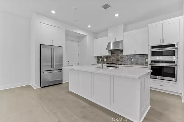 Irvine, CA 92618,158 Carmine