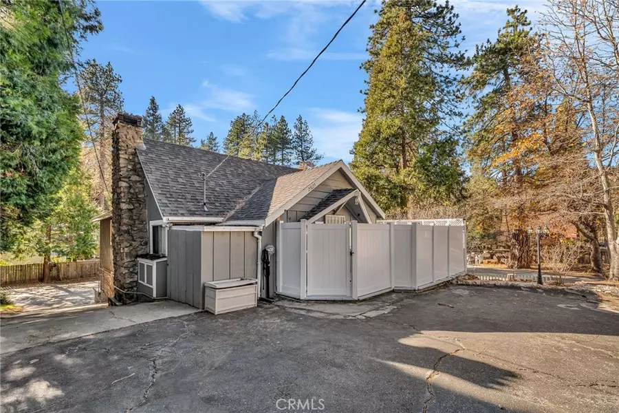 23023 Oak LN, Crestline, CA 92325