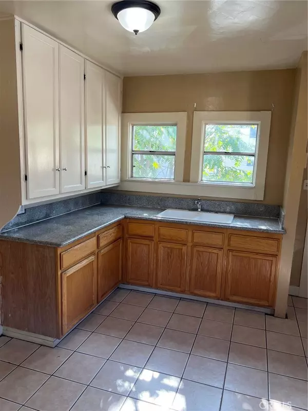 Los Angeles, CA 90037,250 W 49th ST #2