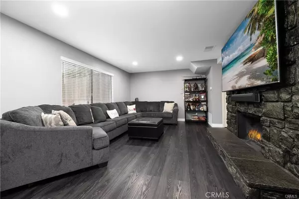 Vista, CA 92083,366 Flower LN