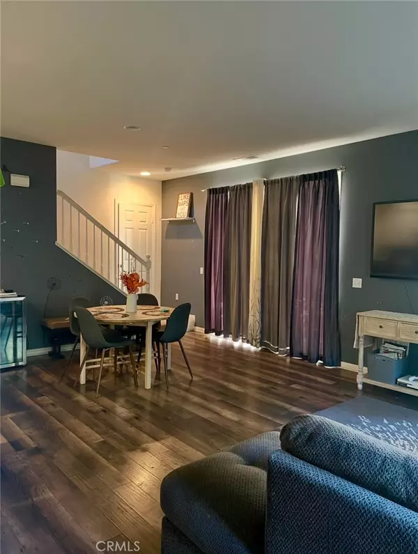 Eastvale, CA 92880,7107 Village DR