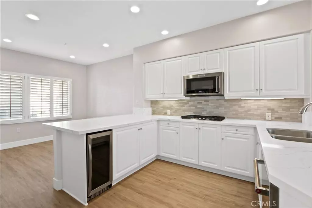 Newport Beach, CA 92663,2600 Newport BLVD #221