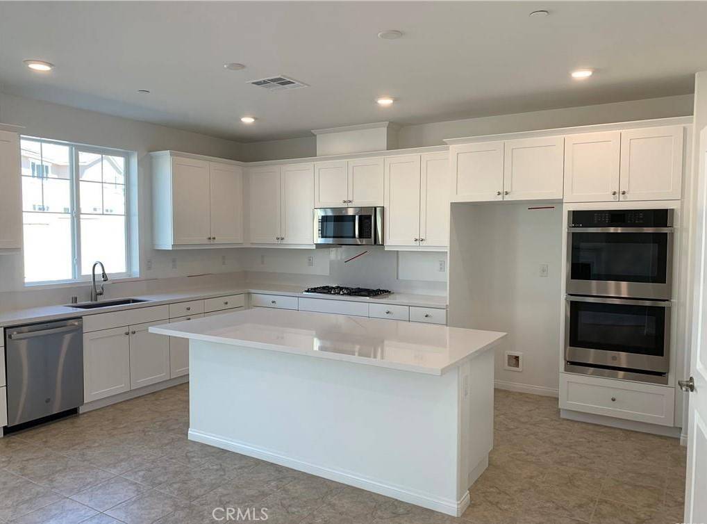 Redlands, CA 92374,1646 Gold Medal LN