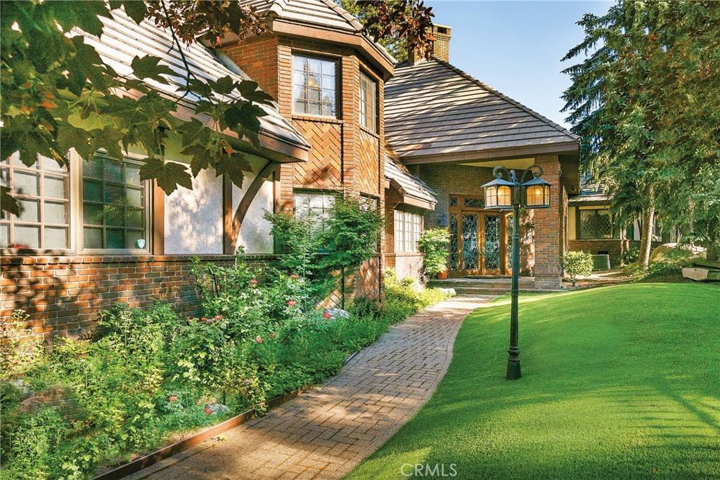 303 Lake Knoll DR, Lake Arrowhead, CA 92352