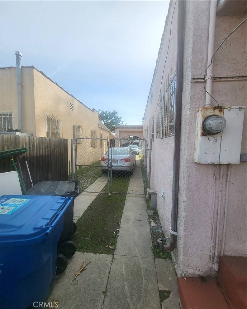 Los Angeles, CA 90044,829 W 103rd ST