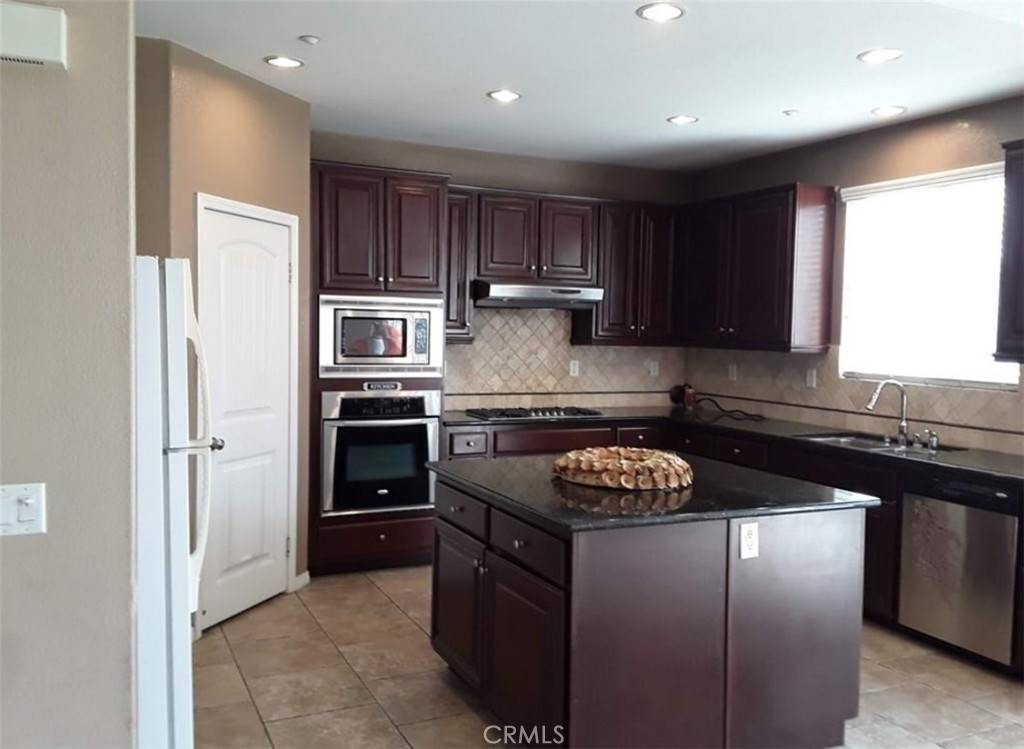 Fontana, CA 92336,5536 Pine Leaf AVE