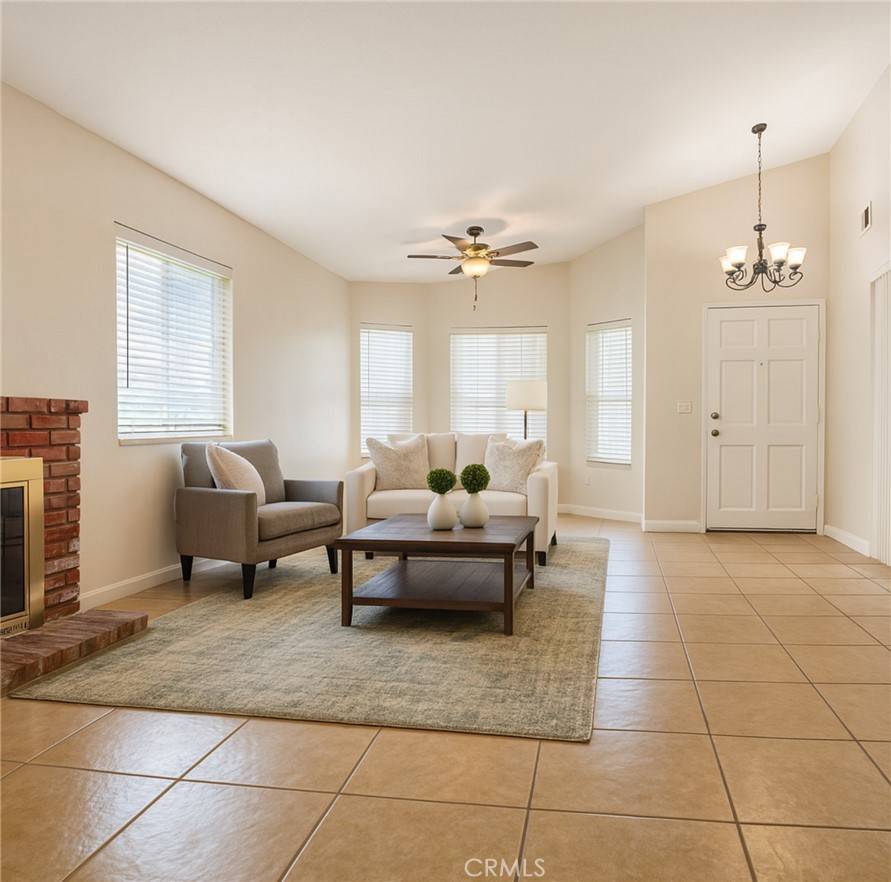 Fontana, CA 92337,13941 PARKWOOD DR