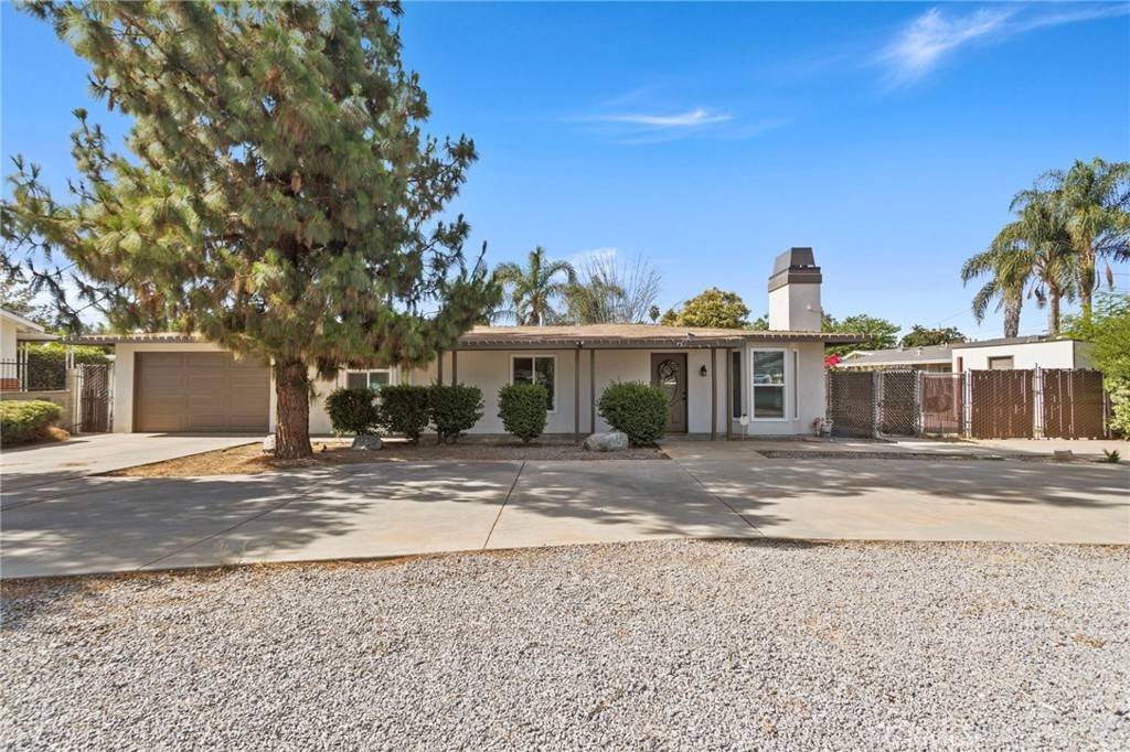1443 E Devonshire AVE, Hemet, CA 92544