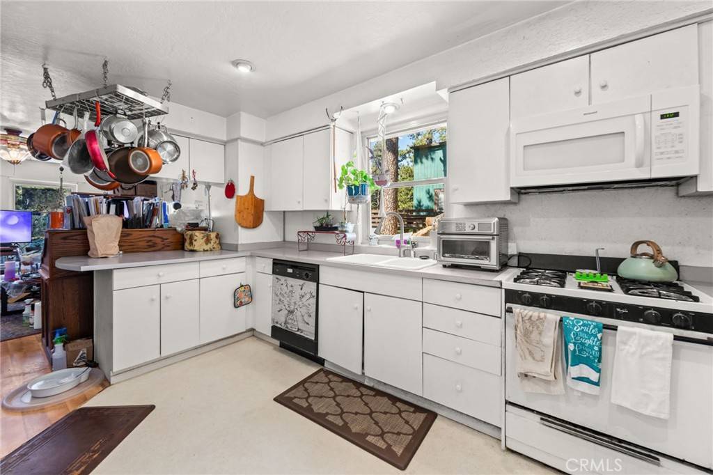 Crestline, CA 92325,23034 Cedar WAY