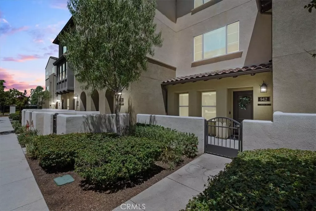 Anaheim, CA 92802,942 E Drapery LN