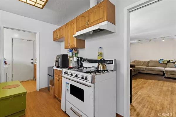 San Fernando, CA 91345,10022 burnet ave