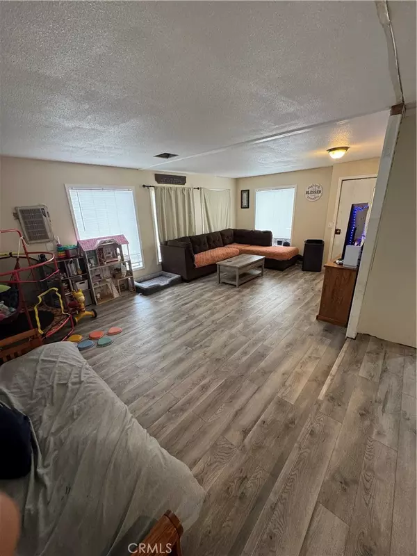 Wildomar, CA 92595,33020 Robert