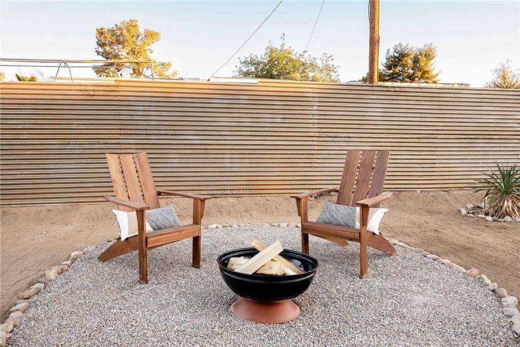 Joshua Tree, CA 92252,61527 El Cajon DR