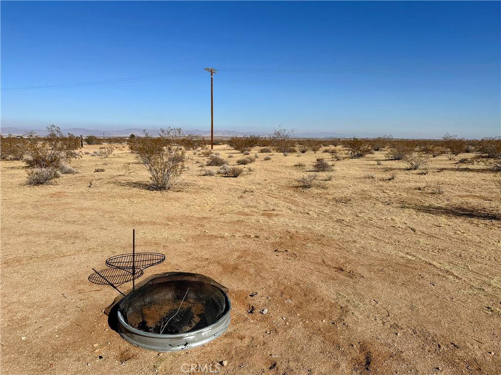 Joshua Tree, CA 92252,2 Mars DR