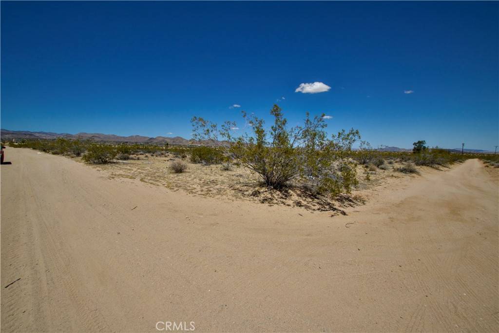 Landers, CA 92285,888 Lucky LN