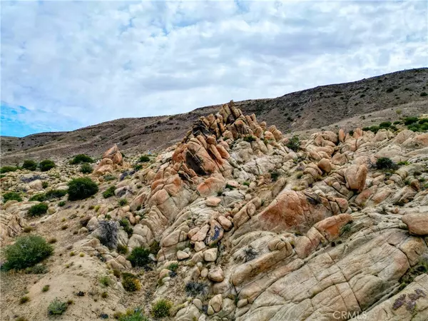 5051 Chapparosa RD,  Pioneertown,  CA 92268