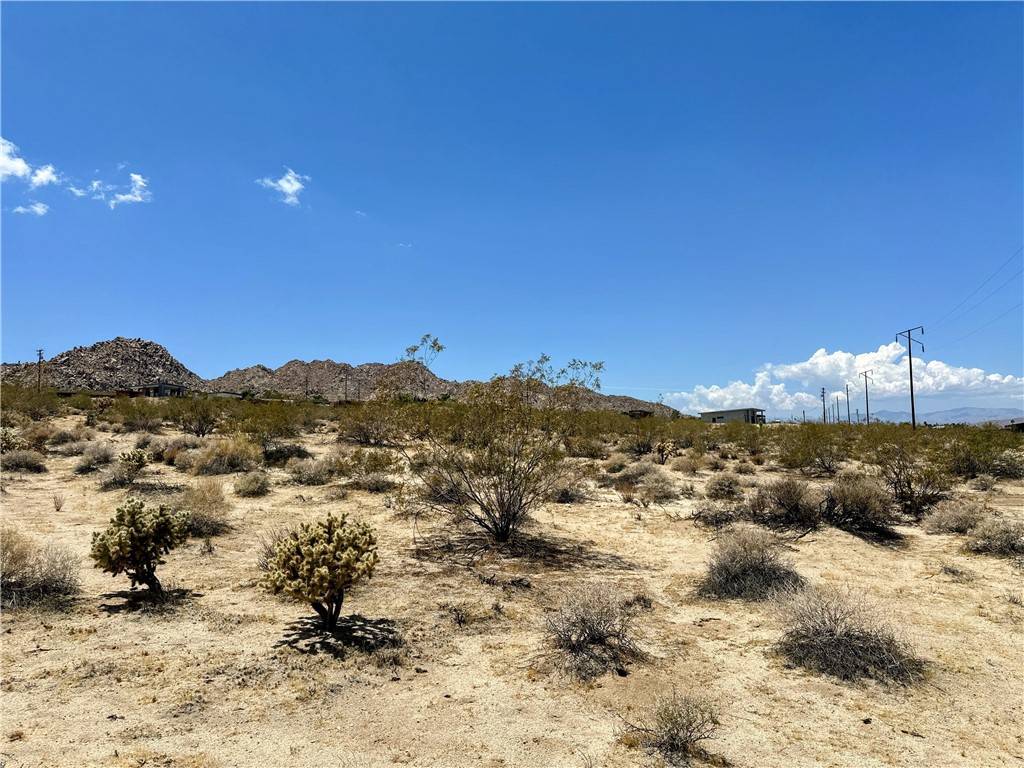 Joshua Tree, CA 92252,64200 Sullivan RD