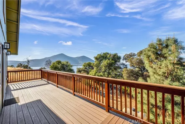 Clearlake, CA 95422,3011 Oak Crest DR