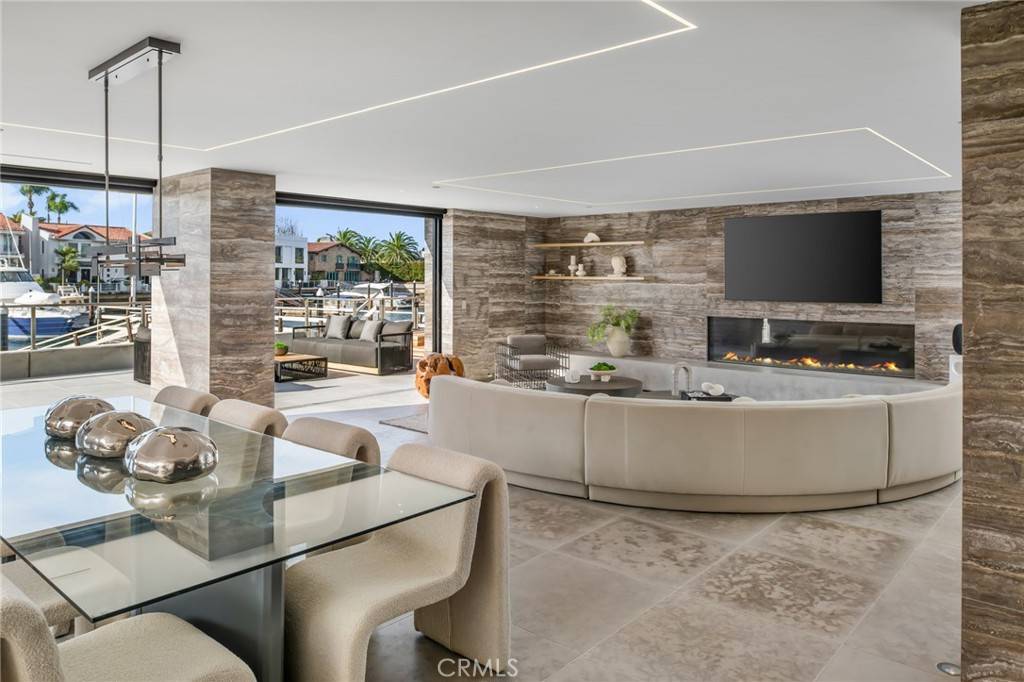 Newport Beach, CA 92660,433 Harbor Island DR