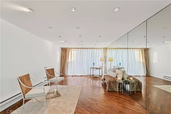 Marina Del Rey, CA 90292,6 Voyage ST #204