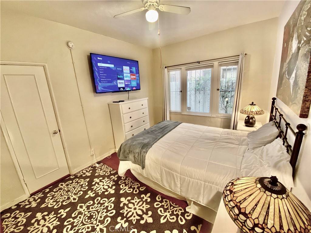 Los Angeles, CA 90036,315 S Cloverdale AVE