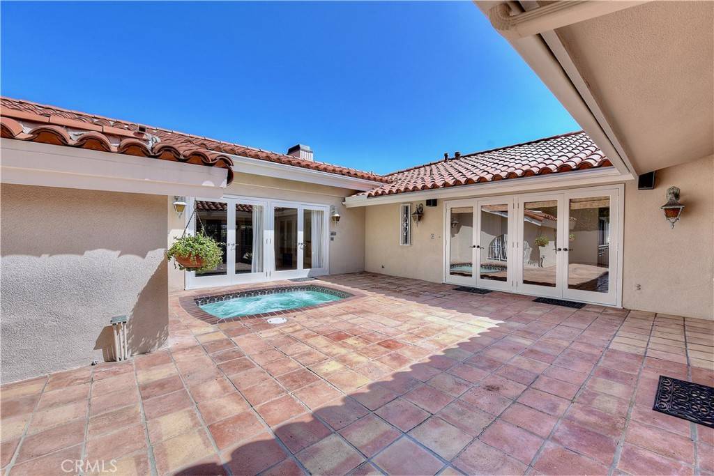 Laguna Beach, CA 92651,906 EMERALD BAY