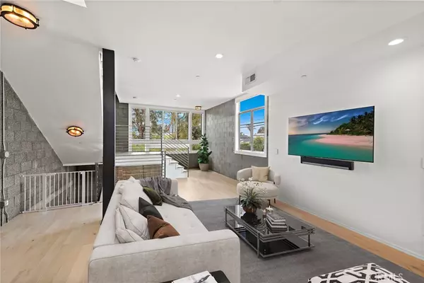 4151 Redwood AVE #106, Los Angeles, CA 90066