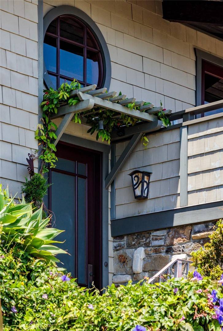 Laguna Beach, CA 92651,530 High DR