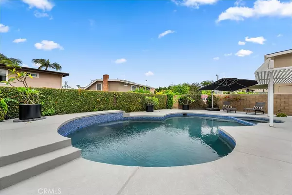 1872 Parkview CIR, Costa Mesa, CA 92627