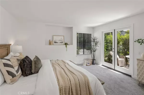 Laguna Beach, CA 92651,933 Meadowlark DR