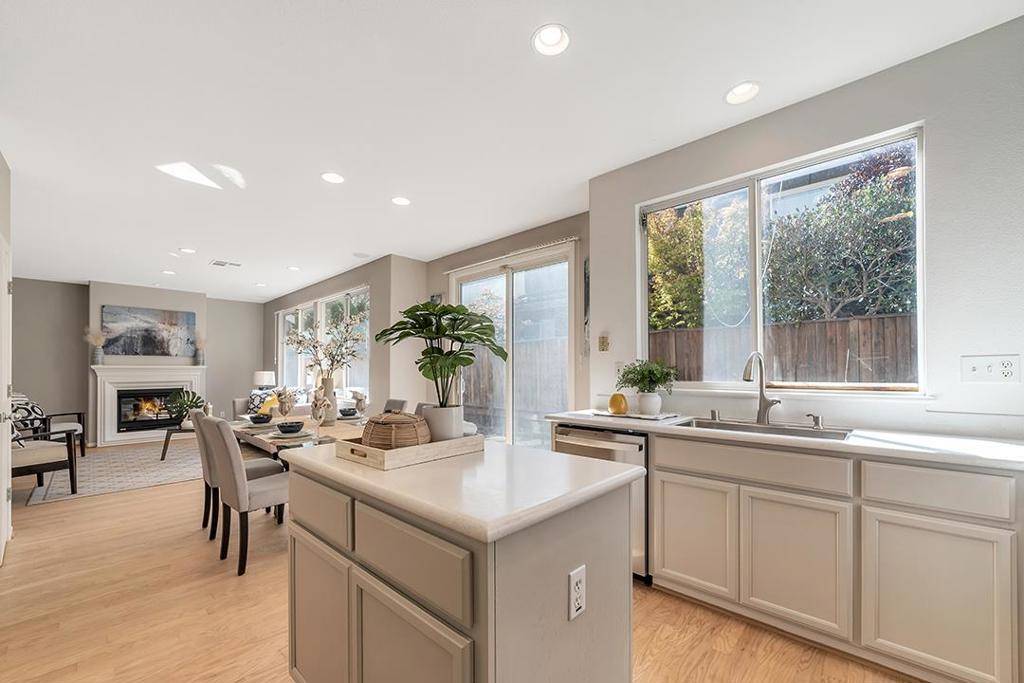 916 Oakes ST, East Palo Alto, CA 94303