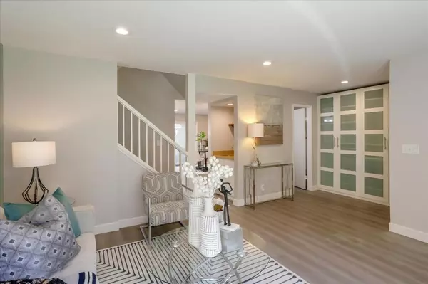 Mountain View, CA 94043,20 Moonbeam DR