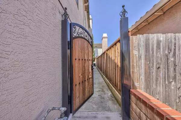 Salinas, CA 93906,1216 De Cunha CT