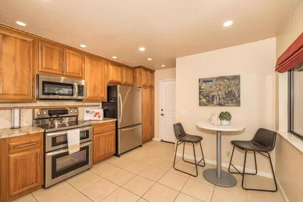San Carlos, CA 94070,2 Buttercup LN