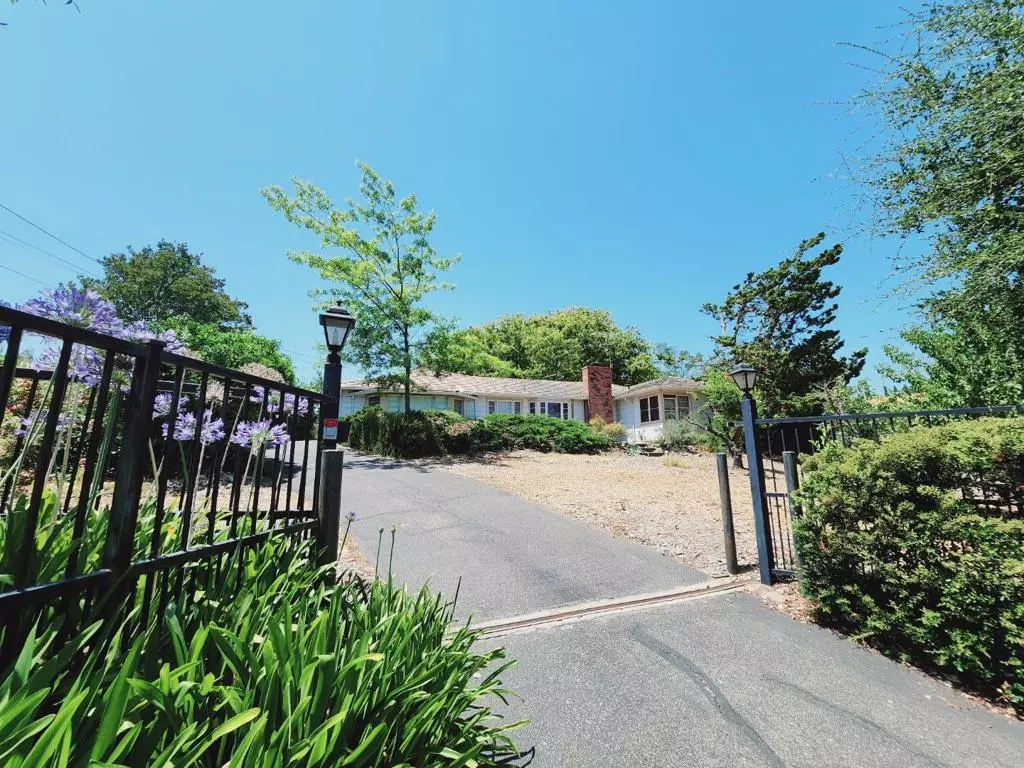 Cupertino, CA 95014,10033 Hillcrest Rd