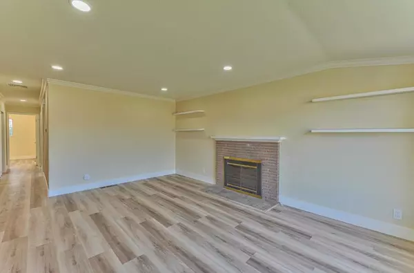 Salinas, CA 93906,113 Larkspur DR
