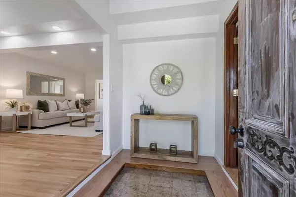 San Jose, CA 95129,6548 Ivy LN