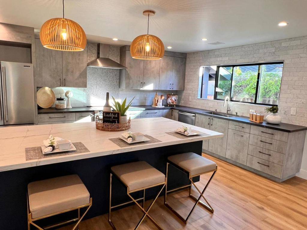 Santa Clara, CA 95051,2038 Hoover DR