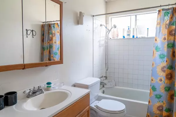 Oakland, CA 94621,952 72nd AVE