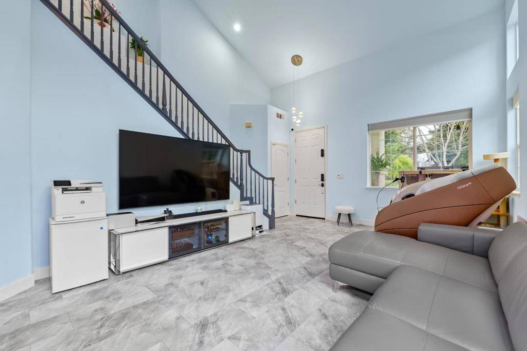 San Leandro, CA 94577,708 Raineer CT