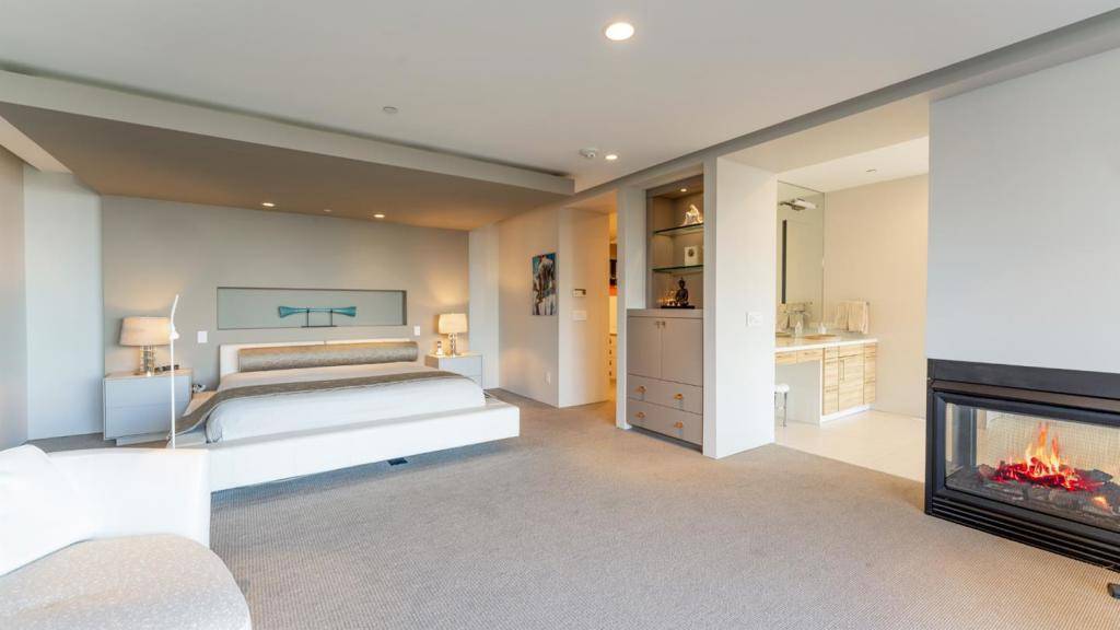 Los Altos Hills, CA 94024,Address not disclosed