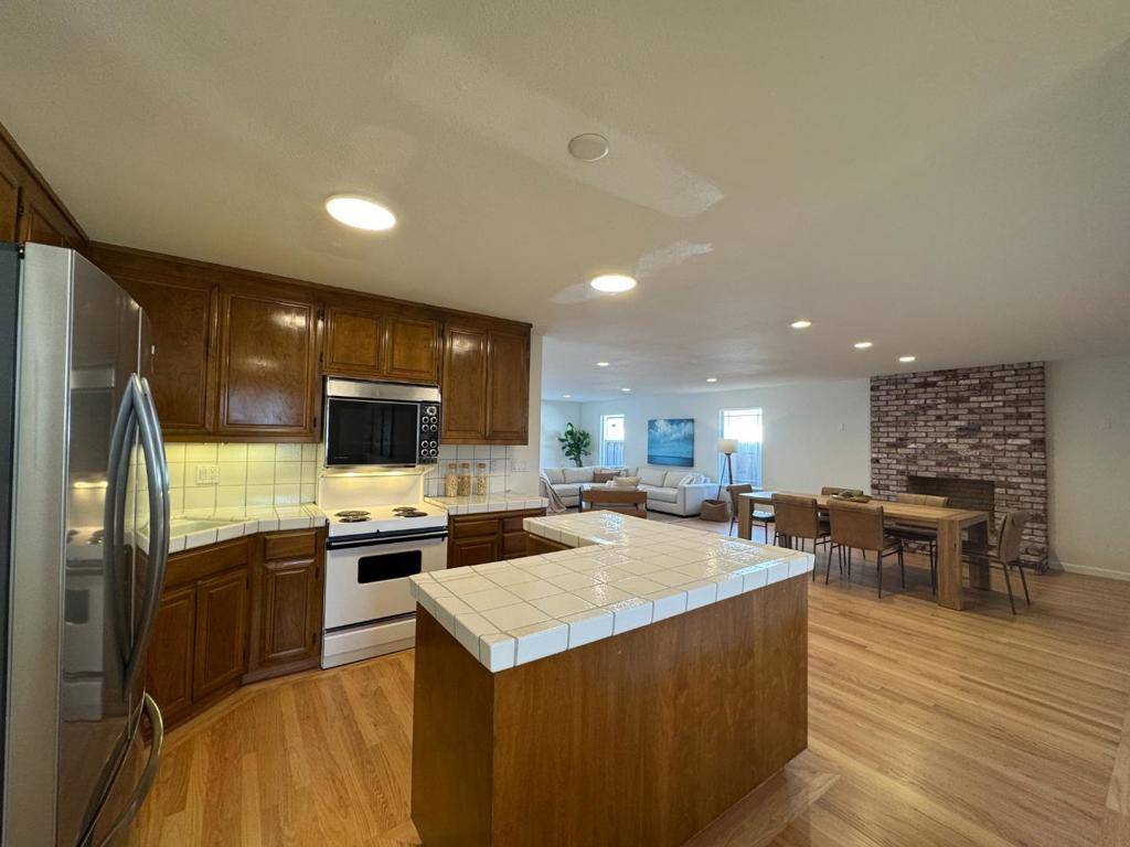 Half Moon Bay, CA 94019,651 Spruce ST
