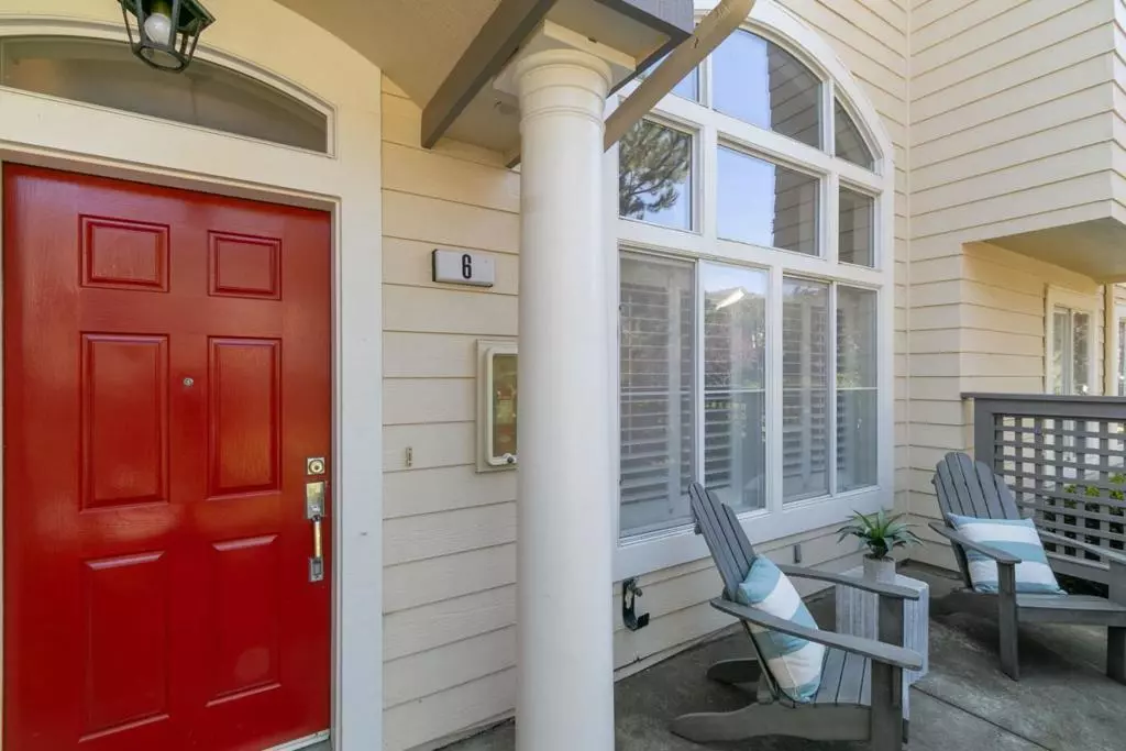 Half Moon Bay, CA 94019,6 Erin LN