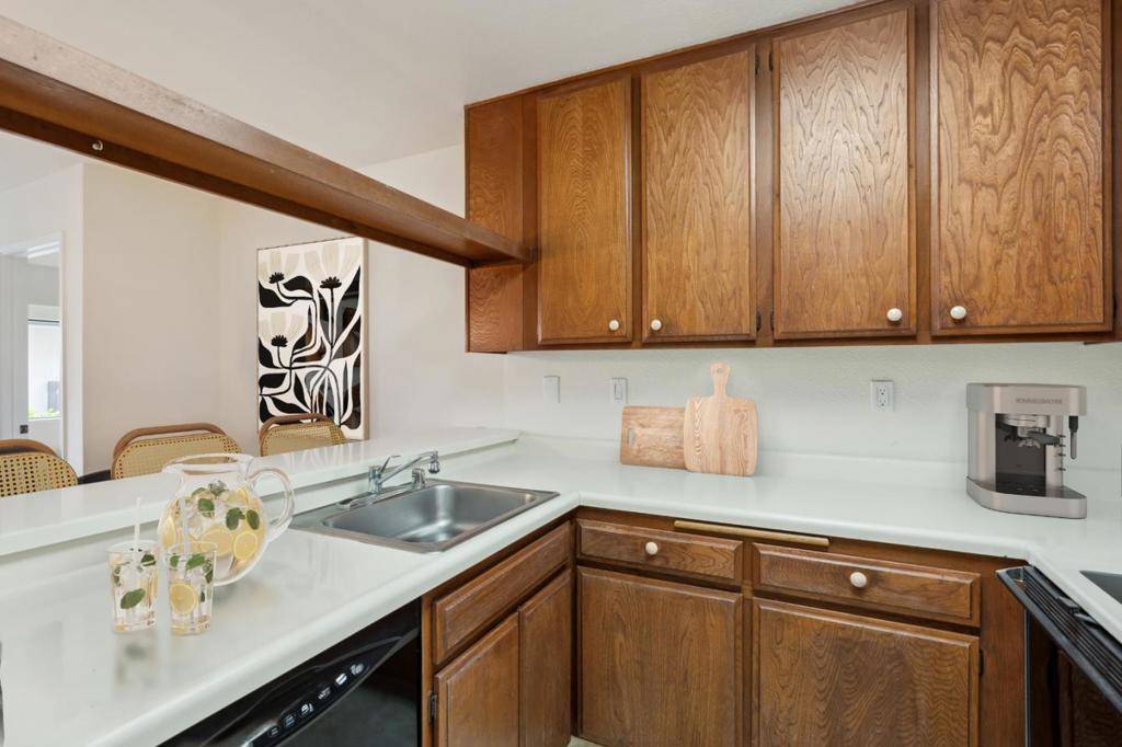 Menlo Park, CA 94025,2140 Santa Cruz AVE #E208