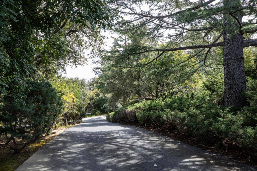 Woodside, CA 94062,252 Raymundo DR