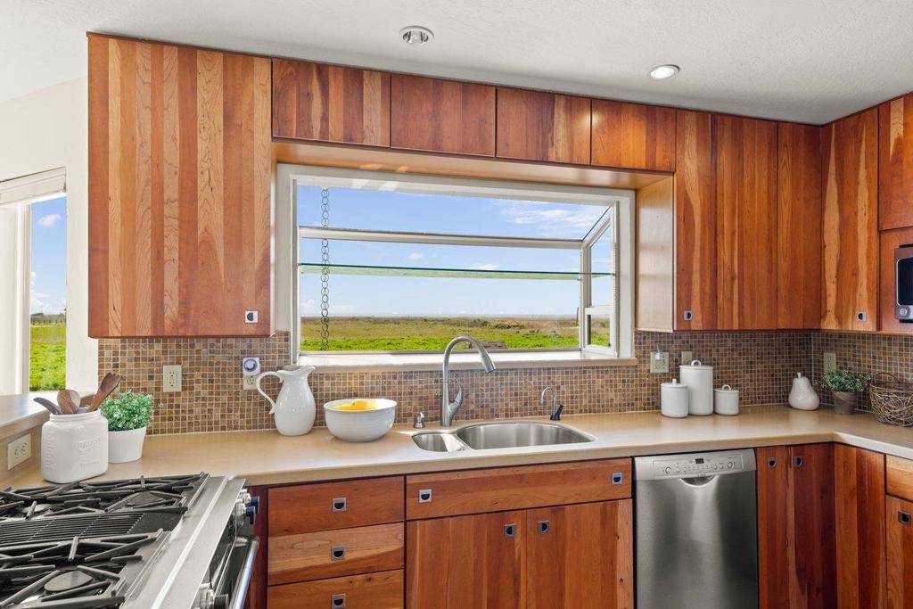 Half Moon Bay, CA 94019,861 Railroad AVE