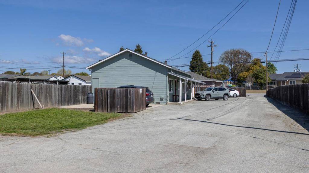 Watsonville, CA 95076,137 Calabasas RD