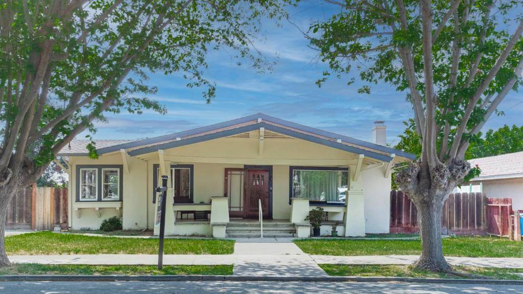 906 West ST, Hollister, CA 95023
