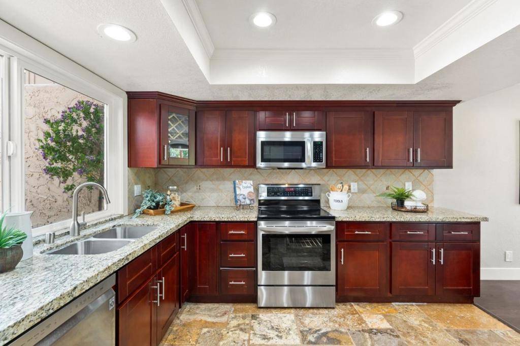 Los Gatos, CA 95032,283 Casitas Bulevar